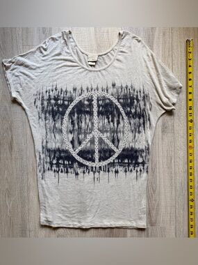 Daytrip Buckle Women’s Cream Peace Graphic Tee Size XL New Condition. Never worn